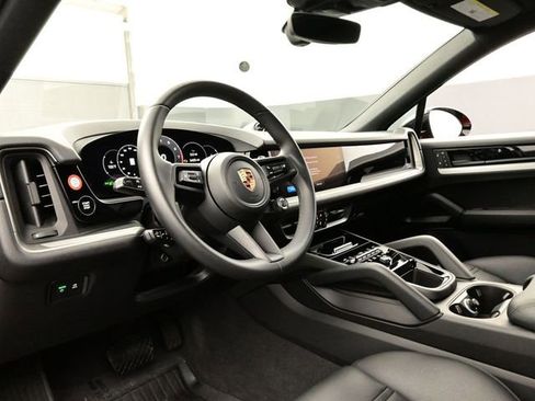 Used 2025 Porsche Cayenne image 4