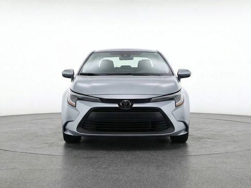 Used 2025 Toyota Corolla LE image 2
