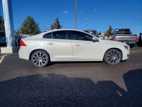 Used 2015 Volvo S60 T5 Platinum image 2