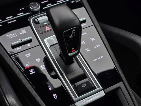 Used 2023 Porsche Cayenne Platinum Edition image 19