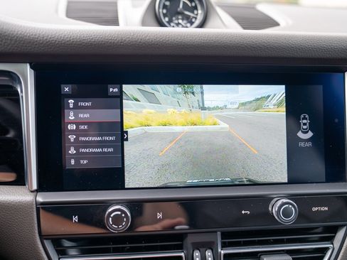 Certified 2024 Porsche Macan AWD/4WD image 18