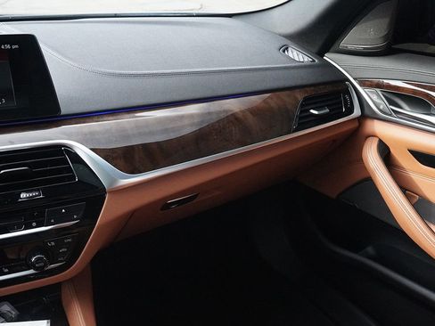 Used 2018 BMW M550i xDrive image 26