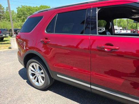 Used 2019 Ford Explorer XLT w/ Equipment Group 202A AWD/4WD image 13