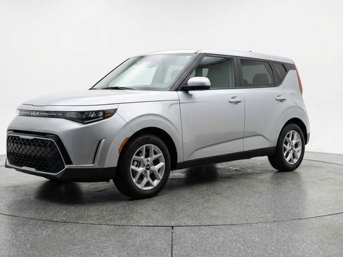 Used 2025 Kia Soul LX w/ LX Technology Package image 3