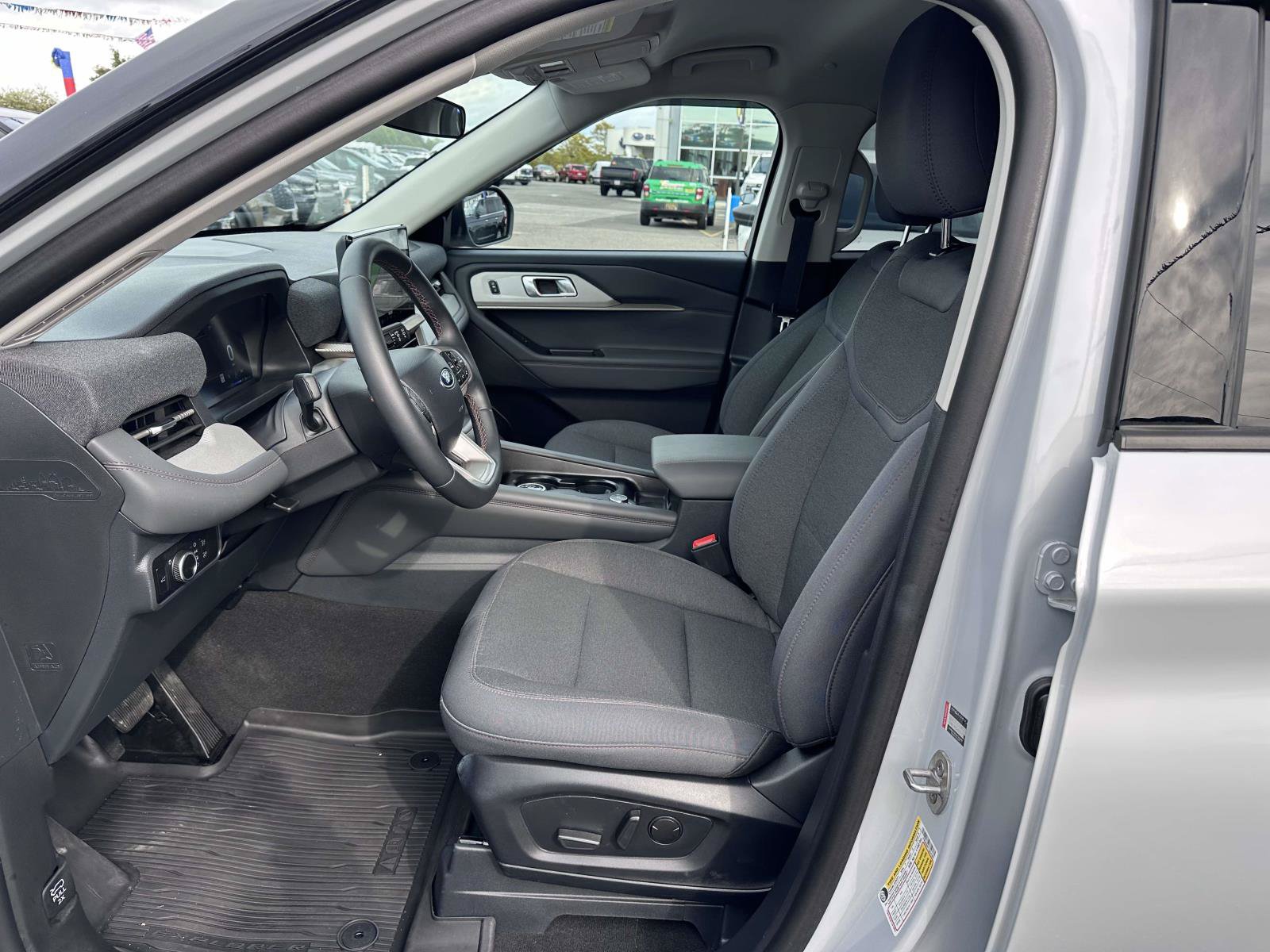 Used 2026 Ford Explorer Active AWD/4WD image 12