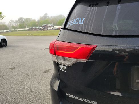 Used 2019 Toyota Highlander XLE image 19