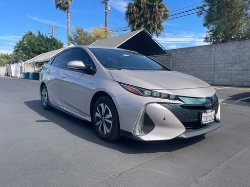 Used 2017 Toyota Prius Prime Plus w/ Preferred Accessory Package FWD image 1