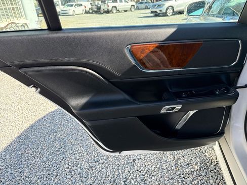 Used 2017 Lincoln Continental Select image 16