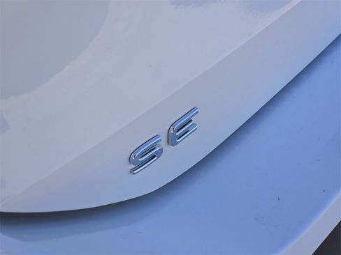 New 2026 Volkswagen Tiguan SE image 8