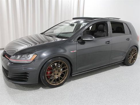 Used 2017 Volkswagen GTI SE image 3
