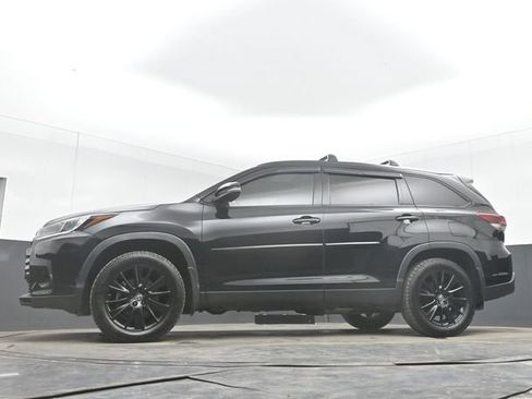 Used 2019 Toyota Highlander SE w/ Nightshade Edition FWD image 48