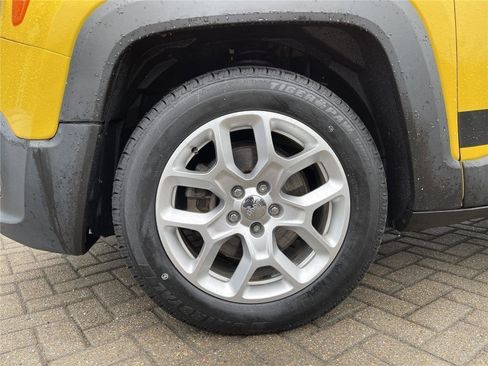 Used 2016 Jeep Renegade Latitude w/ Cold Weather Group FWD image 10