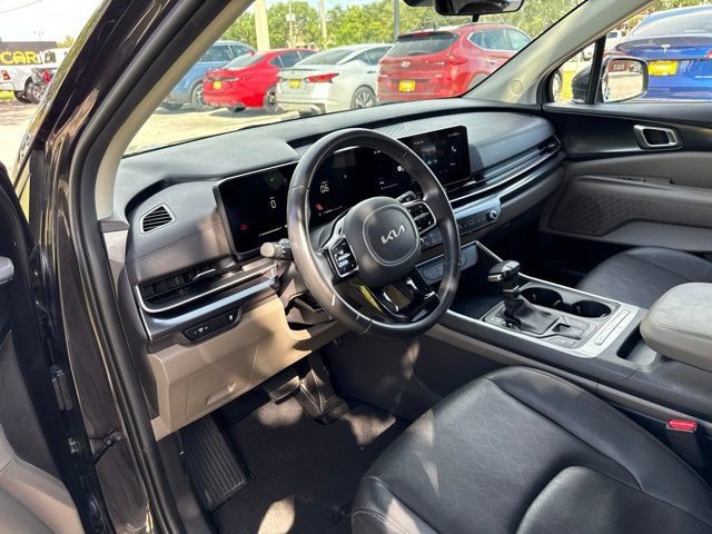 Used 2025 Kia Carnival FWD image 31