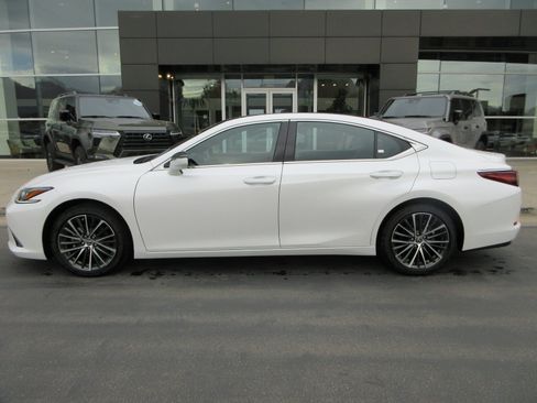 Used 2025 Lexus ES 350 w/ Premium Package FWD image 3