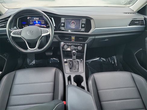 Certified 2022 Volkswagen Jetta SE image 9