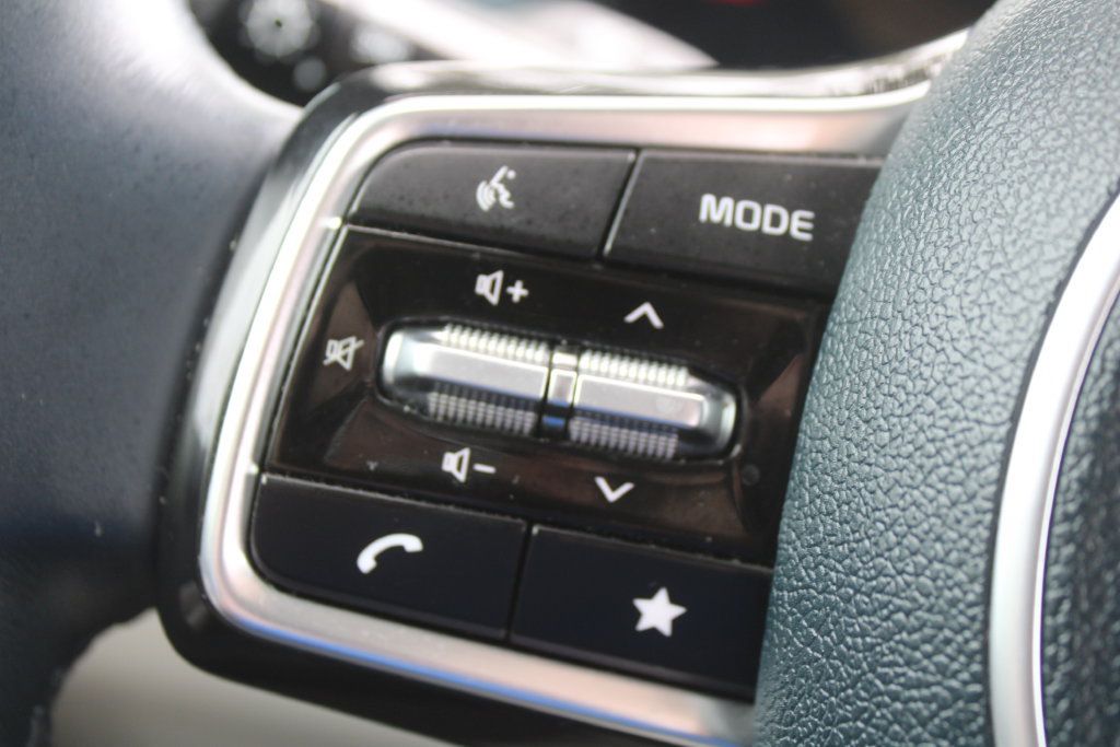Certified 2025 Kia Carnival EX FWD image 33