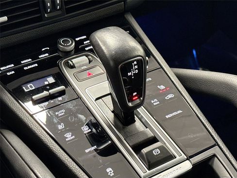 Used 2022 Porsche Cayenne Platinum Edition image 21