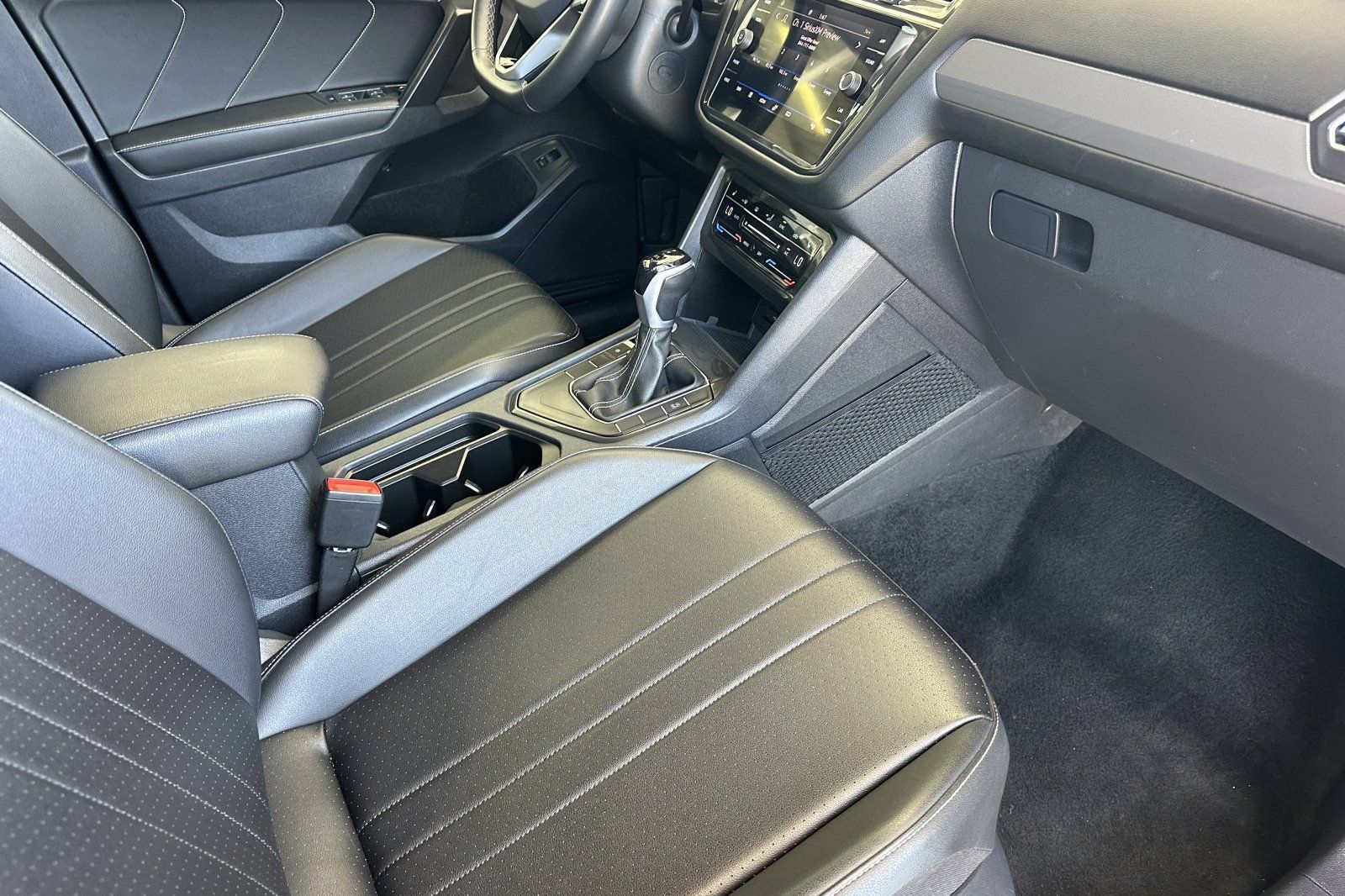 Used 2024 Volkswagen Tiguan SE FWD image 16