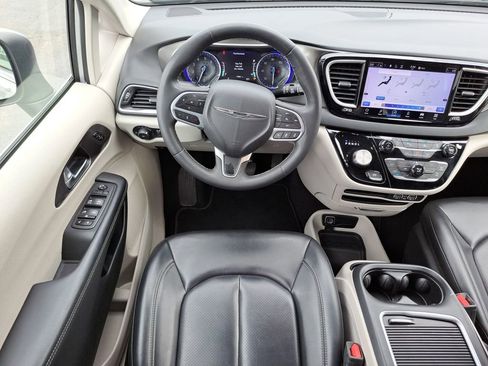 Used 2023 Chrysler Pacifica Touring-L FWD image 13
