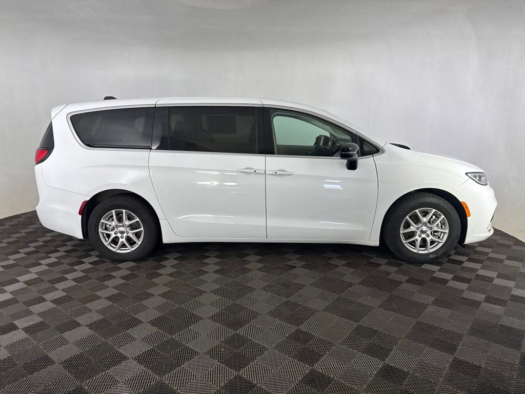 Used 2024 Chrysler Pacifica Touring-L FWD image 4
