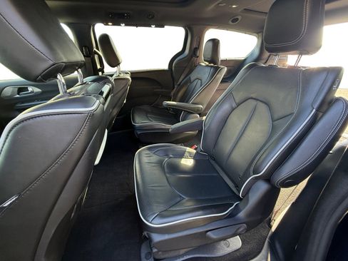 Used 2019 Chrysler Pacifica Limited w/ Advanced Safetytec Group image 16