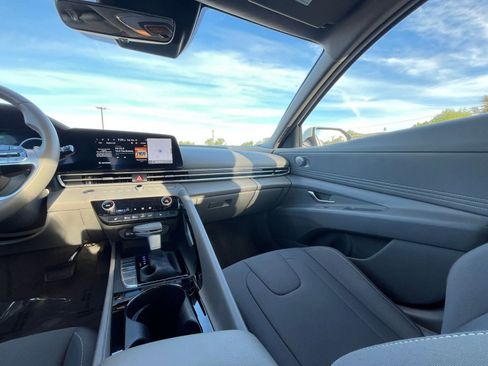 Used 2025 Hyundai Elantra SEL image 36