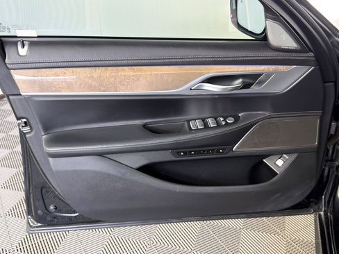 Used 2020 BMW 750i xDrive w/ Executive Package image 12