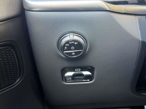 Used 2025 Mercedes-Benz GLC 350e 4MATIC image 25