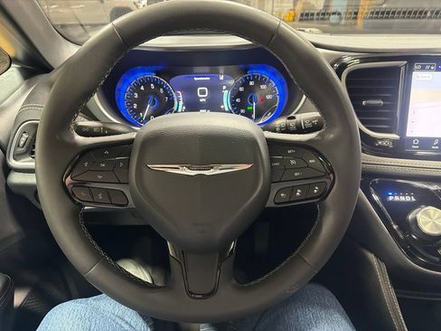 Used 2025 Chrysler Pacifica Limited FWD image 11