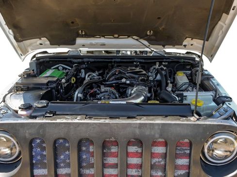 Used 2016 Jeep Wrangler Unlimited Sahara w/ Connectivity Group AWD/4WD image 53