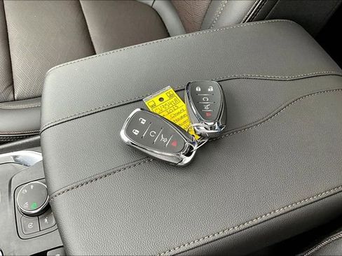 Used 2023 Chevrolet Traverse High Country image 37