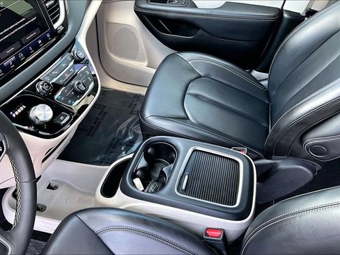 Used 2023 Chrysler Pacifica Touring-L FWD image 19