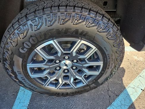 Used 2025 Chevrolet Colorado Z71 w/ Z71 Convenience Package 2 image 5