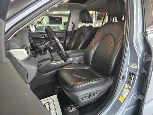 Used 2021 Toyota Highlander XLE image 9