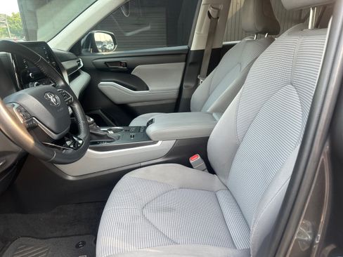 Used 2020 Toyota Highlander LE FWD image 9