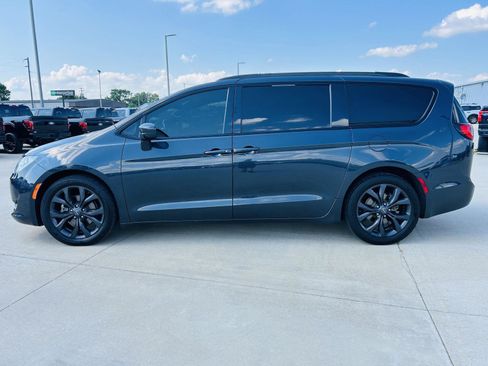Used 2019 Chrysler Pacifica Touring-L Plus w/ S Appearance Package FWD image 37