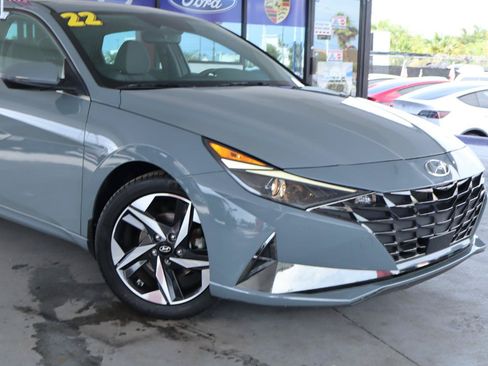 Used 2022 Hyundai Elantra SEL w/ Convenience + Premium Package FWD image 2