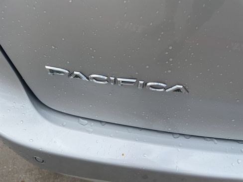 Used 2024 Chrysler Pacifica Touring-L FWD image 11