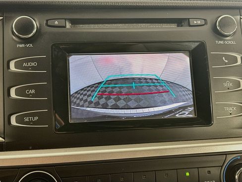 Used 2017 Toyota Highlander LE FWD image 22