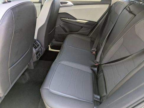 Used 2025 Volkswagen Taos SE AWD/4WD image 27