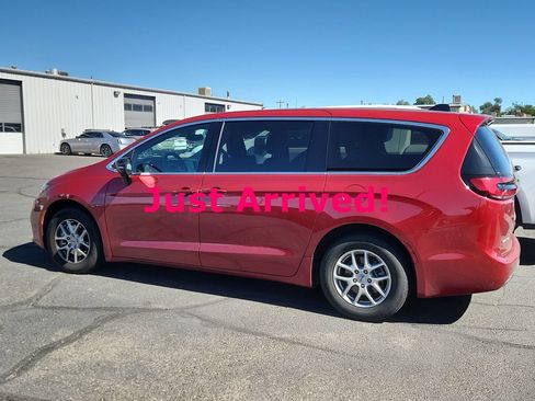 Used 2025 Chrysler Pacifica Select FWD image 2