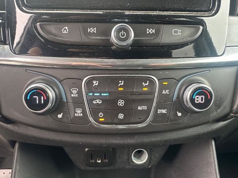 Used 2019 Chevrolet Traverse LT FWD image 17