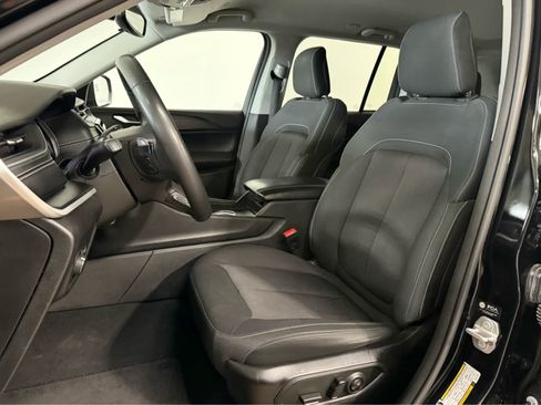 Used 2024 Jeep Grand Cherokee Laredo AWD/4WD image 13