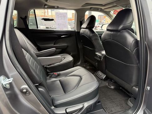 Certified 2024 Toyota Highlander XLE image 32