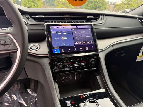 New 2025 Jeep Grand Cherokee Limited w/ Luxury Tech Group II image 17