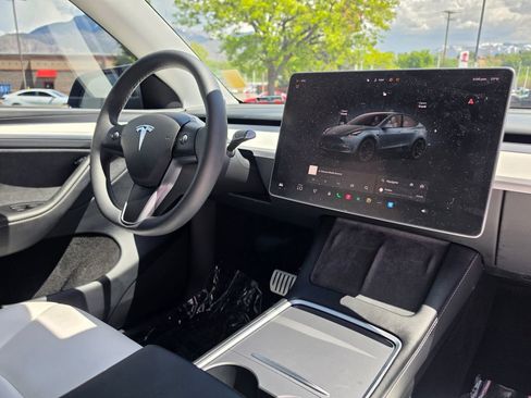 Used 2024 Tesla Model Y Performance AWD/4WD image 17