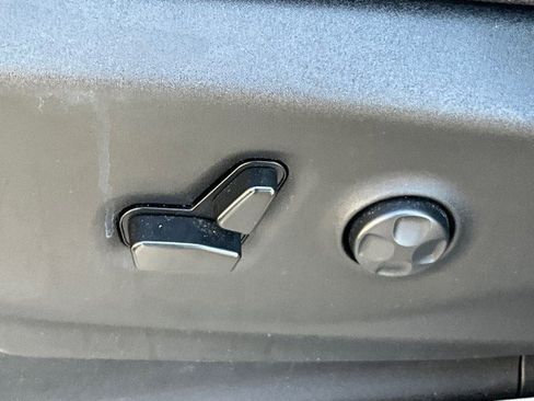 Used 2021 Chrysler Voyager Lxi FWD image 28