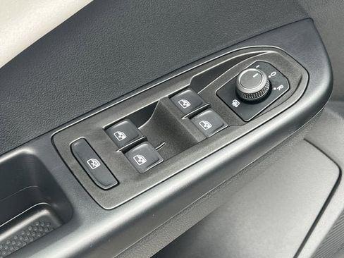 New 2025 Volkswagen Taos SE image 12