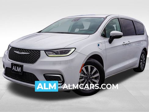 Used 2023 Chrysler Pacifica Touring-L image 1