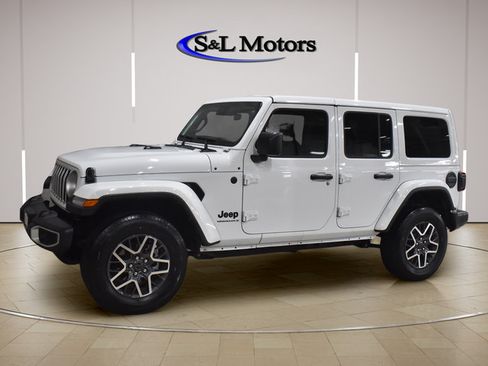 Used 2025 Jeep Wrangler Unlimited Sahara AWD/4WD image 3